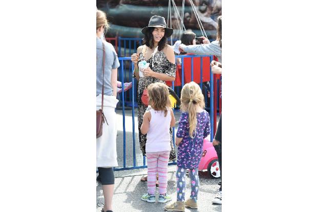 ...getan! Everly hatte ihren Spaß bei den Spielgeräten, Jenna dadurch Zeit für ihre Fans. Die warteten schließlich nur darau...