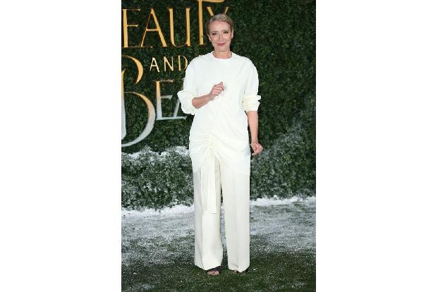 ...Emma Thompson, die unifarben auf dem roten Teppich erschien und zur weißen Hose einen weißen Pulli kombinierte. Alles ist...