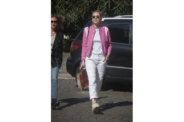...wie Chiara Ferragni in weißer Hose die Sonne genießen. Schwarz kann zwar schlank machen, damit schwitzt man im Sommer abe...