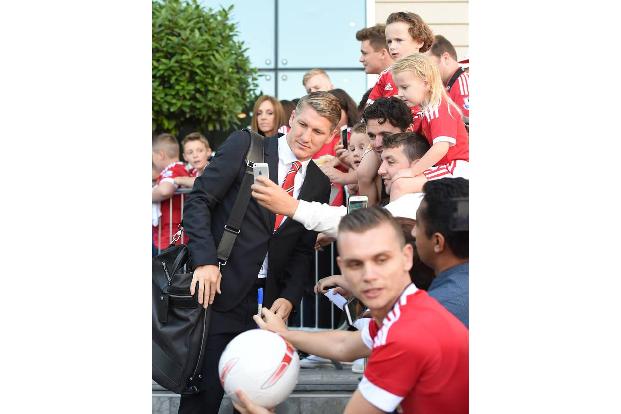 ...zahlreichen Fans eine Nachricht, die nicht immer mit Wohlgefallen aufgefasst wird. Doch auch für Schweini ein Abschied, d...