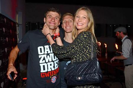 ...dazu wohl sein ehemaliger Bayern-München-Kumpel Thomas Müller sagen wird? Gut, ihn, seinen Verein und Ex Sarah Brandner h...