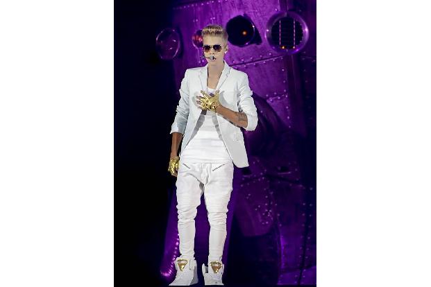 ...Ähnlichkeit zum bisherigen unangefochtenen Teenieschwarm Justin Bieber. Sogar das Headset als Mikrofon hat sich Lukas von...