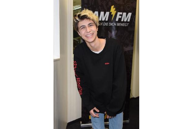 ...wurde der Teenager 2014 als Kandidat in der Castingshow 'The Voice Kids', bei der er in den Battles ausschied. Machte abe...