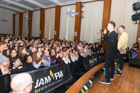 ...geht es diesen zwei jungen Herren, die sich vor weiblicher Anhimmelung kaum retten können. Die Zwillinge Roman und Heiko ...