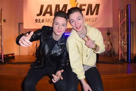 ...'Die Lochis', gemeinsam versorgen die beiden 17-Jährigen ihre Fans bereits seit 2011 via YouTube-Kanal mit Coversongs und...