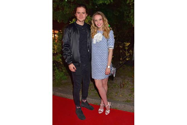 ....guter Dinge waren die Newcomer Tilman Pörzgen und Lina Larissa Strahl. Das frische verliebte Pärchen lernte sich am Set ...
