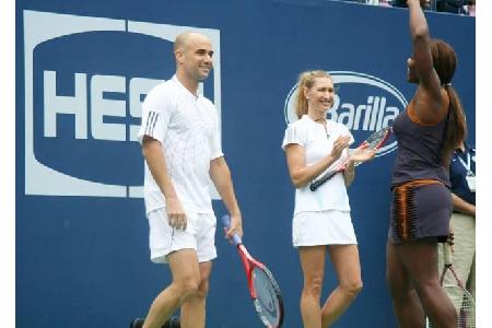 ...dem Tennisplatz stehen beide heute nach dem Ende ihrer Karrieren nur noch privat - und gewinnen tut dabei immer Steffi. 