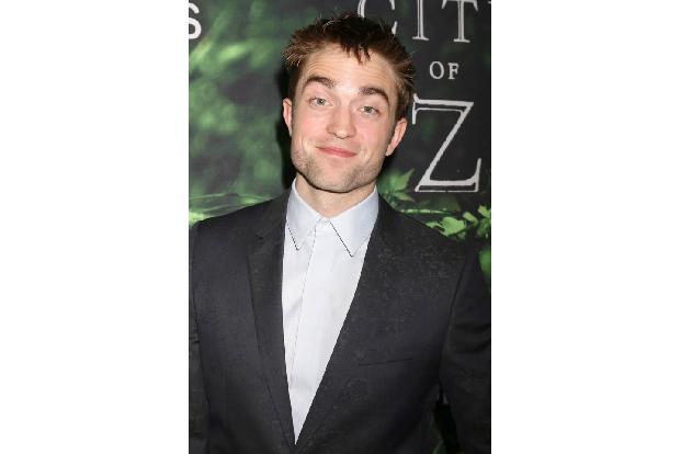 ...Robert Pattinson aber auch so lieb guckt, kann man nicht mies drauf sein, oder? Der Schauspieler scheint happy zu sein un...