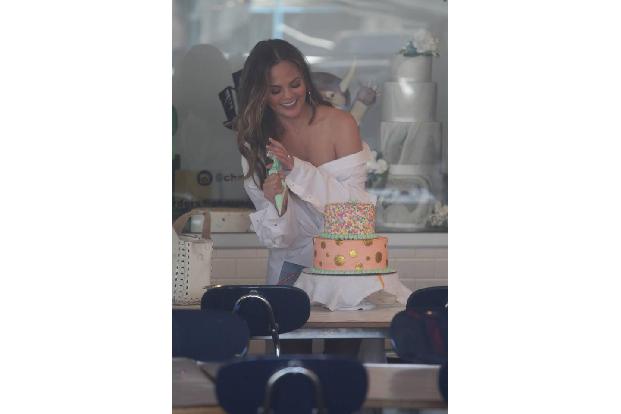 ...eine tolle Torte muss her, die Mama höchstpersönlich schon mal in einem Laden in West Hollywood gestaltete. Mit sichtlich...