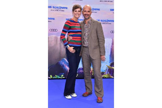 ...Papa Schlumpf hatte sich Christoph Maria Herbst qualifiziert, der zur Premiere mit seiner Frau Gisi erschien. Wer fehlt a...