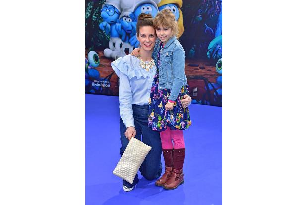 ...Katrin Wrobel mit Töchterchen Louisa. Denn 'Die Schlümpfe - Das verlorene Dorf' ist ja schließlich ein Spektakel für Kind...