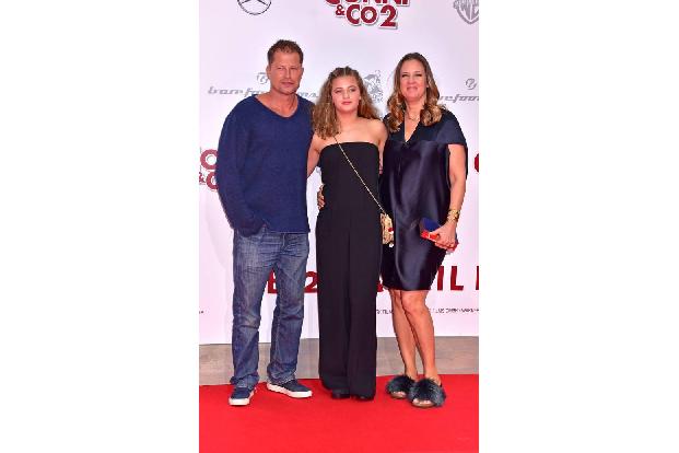 Solch ein Bild von Til, Emma und Dana Schweiger ist eine Seltenheit. Warum? Mutter und Tochter leben seit einem halben Jahr ... Solch ein Bild von Til, Emma und Dana Schweiger ist eine Seltenheit. Warum? Mutter und Tochter leben seit einem halben Jahr ...