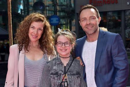 ...Schauspieler Aleksandar Jovanovic nahm ebenfalls seine Tochter Luna und Ehefrau Clelia Sarto mit. Irgendwie auch klar, da...