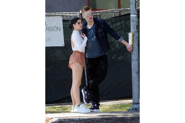 ...der neuen Liebe bei Ariel auch eine neue Outfit-Phase ins Haus zu stehen. Denn ihre Shorts werden immer shorter! Levi gib...