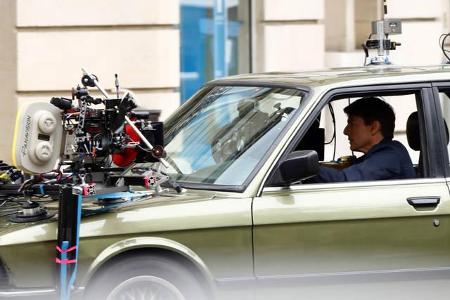...eine Autoszene drehte. Vieles ist im Vergleich zum fünften Teil gleich geblieben: Christopher McQuarrie ist wieder für di...