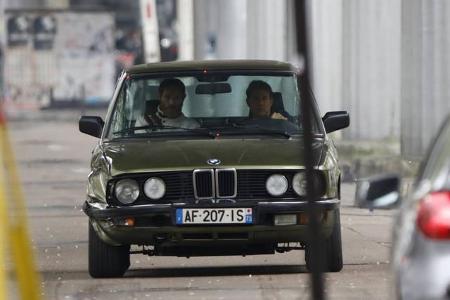 ...Sean Harris hat auf jeden Fall wieder seinen Auftritt. In Zwangsjacke sitzt er neben Tom Cruise in einem alten BMW. Ethan...