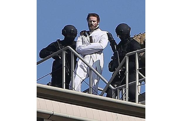 ...Sean Harris wurde in der schon bekannten Zwangsjacke von einem Spezialkommando abgeführt. Da wurde in Paris richtig was a...