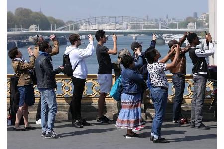 ...Bewunderer, wobei auch die Passanten in Paris ordentlich staunten, als sie auf einmal Tom Cruise und Co. sahen und natürl...
