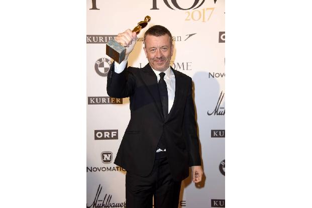 ...wurde es mit Peter Morgan. Der britische Drehbuchautor, der in Wien lebt, landete erst kürzlich einen Megahit mit der Net...