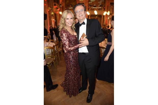 ...den Gewinnern des Abends. Das machten wohl auch Katja Burkard und Hans Mahr. Die Moderatorin glänzte mit ihrer Robe sowie...