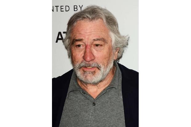 ...Robert De Niro im Laufe der Jahre eine optische Veränderung durchmachte. Sein ergrauter Bart und seine Haare sind nicht d...