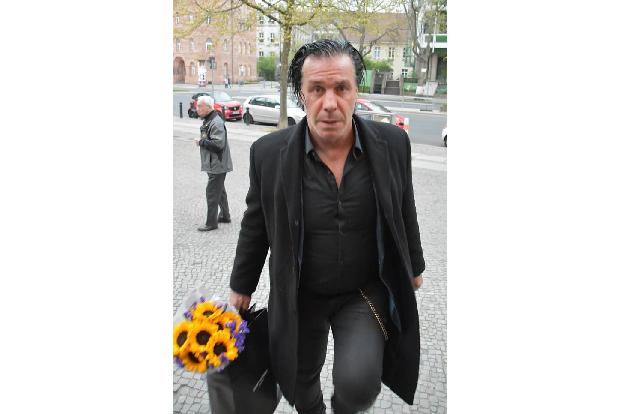 Na, für wen hat Till Lindemann da wohl ein paar Blumen eingepackt, als er am Wochenende in Berlin gesichtet wurde? Als er nä... Na, für wen hat Till Lindemann da wohl ein paar Blumen eingepackt, als er am Wochenende in Berlin gesichtet wurde? Als er nä...