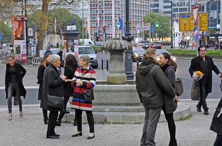 ...Till nicht unbedingt innig zu zeigen und gingen - ganz unauffällig natürlich - getrennt in das Theater. Der eine ging an ...