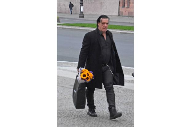 ...der Rocker eigens einen Blumenstrauß für seine Sophia mitgebracht hatte. Nein, eine andere Dame wurde mit diesem floralen...