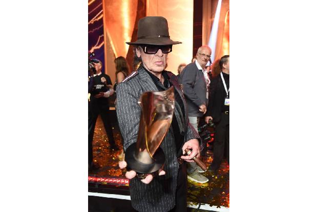 Nein, Udo Lindenberg hat nicht noch einen Award seit gestern Abend für seine Musik bei sich zu Hause stehen. Den LEA Award b... Nein, Udo Lindenberg hat nicht noch einen Award seit gestern Abend für seine Musik bei sich zu Hause stehen. Den LEA Award b...