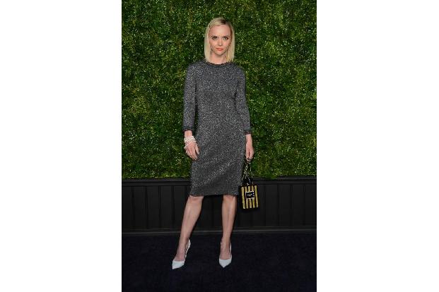 ...bedienen wir uns lieber an dem Outfit von Schauspielerin Christina Ricci und ihrem hochgeschlossenen Lurex-Kleid. Der Sto...