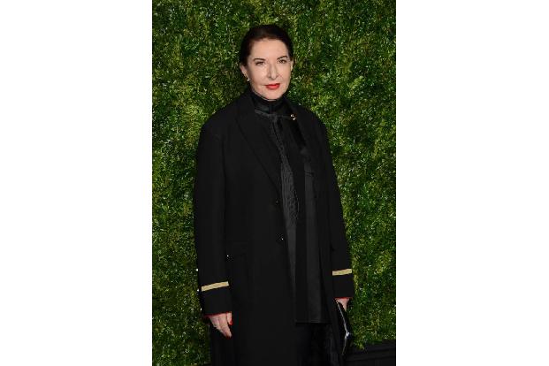 ...eine Marina Abramović ganz in Schwarz diese nicht nehmen konnte. Wobei: Auch in Schwarz kann man wie die Performancekünst...