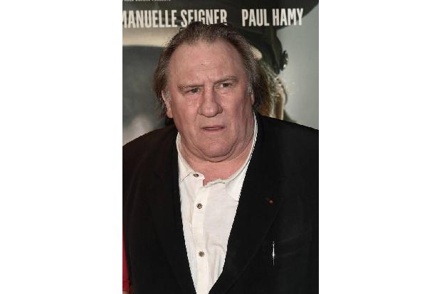 ...solch sportliche Aktivitäten von dem sonst eher mies gelaunt wirkenden Depardieu nicht wirklich gewöhnt. Kein Wunder - ha...