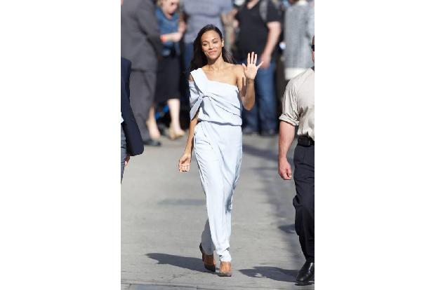 ...gewöhnliche Looks wird man an Zoe nie zu Gesicht bekommen. Beispielsweise ist dieses Kleid nicht einfach nur ein Kleid, s...