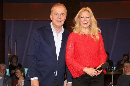 ...sieht man die Schöneberger an der Seite von Hubertus Meyer-Burckhardt in der NDR Talkshow. Doch das reicht der Mutter von...