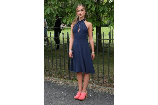 ...Lady Amelia Windsor ist mit Riesenschritten dabei, in ihre Fußstapfen zu treten. Auf ihrem Instagram-Kanal zeigt sich die...