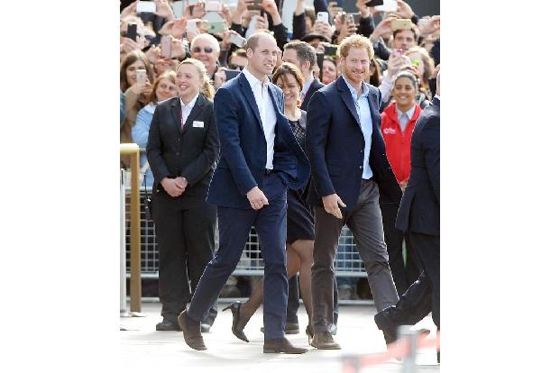 ...Prinz William und Prinz Harry sind somit so etwas wie Großcousins zu Amelia. Auf der Thronfolge steht sie damit auf Platz...
