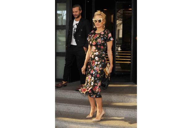 ...eigentlich hätte man sich solche Outfits wie bei Pamela Anderson erwartet. Doch in Mailand wurden schließlich die Kollekt...