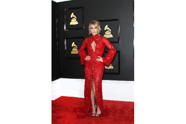 ...Carrie Underwood - tatsächlich tauchten die zwei Blondinen doch in einem sehr ähnlichen Kleid auf. Auf Twitter wurde dafü...