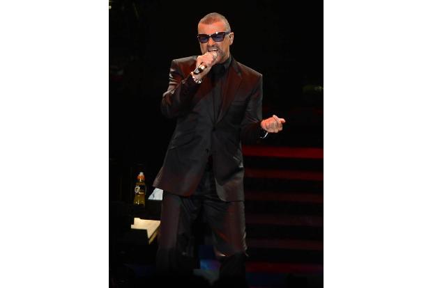 ...George Michael wurde von Adele gewürdigt: Sie performte den Track 'Fast Love', brach kurz nach Beginn des Songs wieder ab...