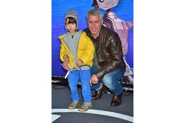 ...zeigen die Stars ab und an ihre Sprösslinge, wie etwa Schauspieler Ralph Herforth. Er und sein Sohn Levin schauten sich d...