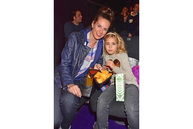 ...Katrin Wrobel brachte ihre Tochter Louisa mit, die sich nicht nur über den Film, sondern auch über leckere Nachos freute....