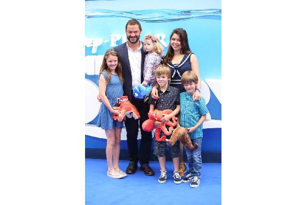...in nichts nach steht sein Kollege Dominic West. Er und seine Frau ziehen vier Kinder groß und brachten die ganze Truppe m...