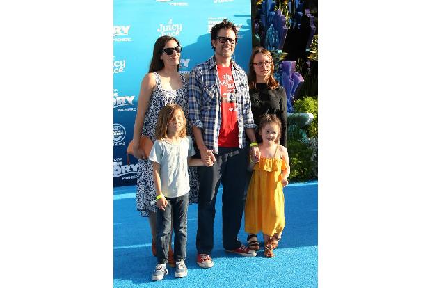 ...wussten Sie, dass 'Jackass'-Star Johnny Knoxville drei Kinder hat? Gemeinsam mit seiner Frau Naomi erzieht er Madison, Ar...