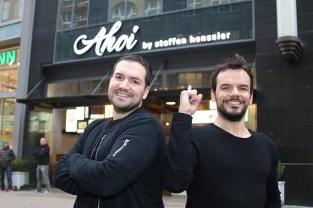 Der Steffen Henssler also schon wieder! Sein drittes Restaurant hat der TV-Koch mittlerweile in Hamburg eröffnet, im 'Ahoi' ...