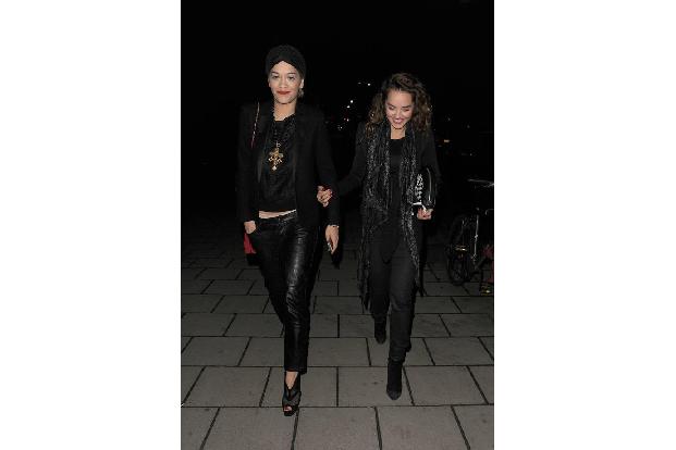 ...das einige. Rita Ora kann nicht ohne Schwester Elena. Nicht nur im Londoner Nachtleben sind sie ein absolutes Dreamteam, ...