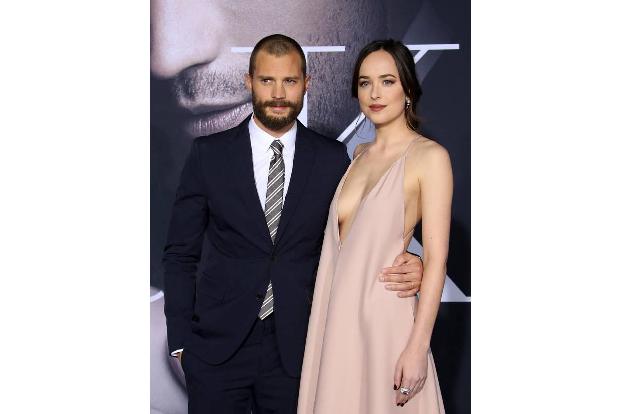 Sie zeigte viel Einblicke, er kam oben ganz ohne: Die Hauptdarsteller der 'Fifty Shades Of Grey'-Reihe Dakota Johnson und Ja... Sie zeigte viel Einblicke, er kam oben ganz ohne: Die Hauptdarsteller der 'Fifty Shades Of Grey'-Reihe Dakota Johnson und Ja...