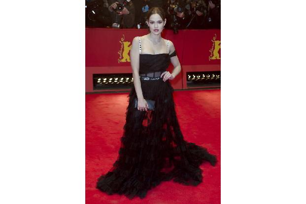...Punktzahl dagegen für Shooting-Star Emilia Schüle. Mit ihrem Dior-Kleid spielte die hübsche 24-Jährige in der oberen Liga...