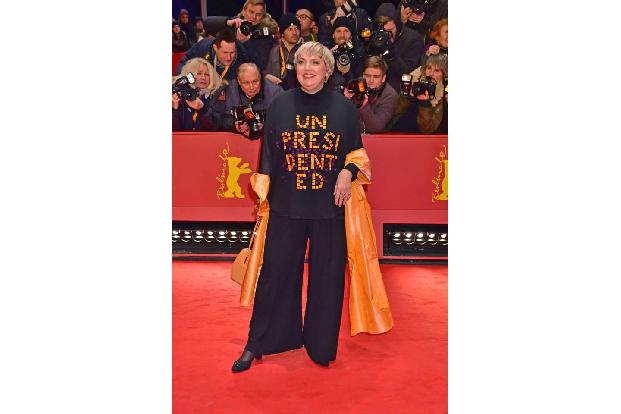 ...eher für ihren extravaganten Modegeschmack bekannt, fiel Grünen-Politikerin Claudia Roth an diesem Abend mehr durch etwas...