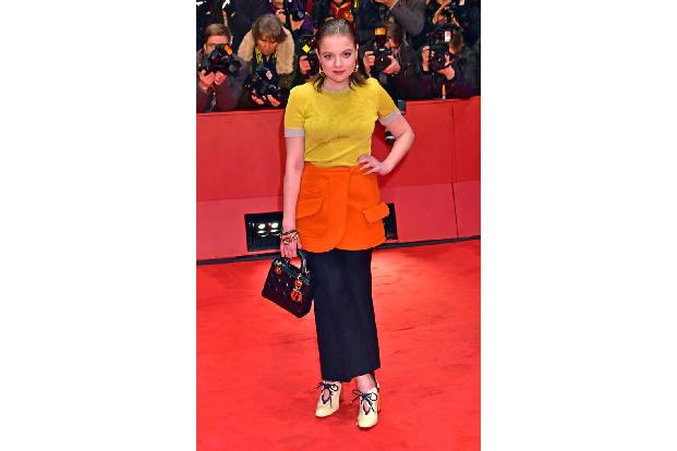 ...Jella Haases Outfit weiß man dagegen nicht so richtig, wo man eigentlich anfangen soll: Die aufgesetzten Taschen? Die Kom...