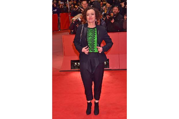 ...wird man wohl auch das Outfit von Maria Schrader - aber aus anderen Gründen. Das knallgrüne Top war schon grenzwertig, do...
